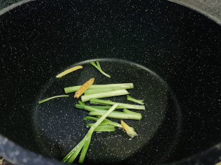 6、牡蛎豆腐汤,锅里加半勺油，放入葱姜；