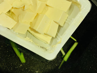 8、牡蛎豆腐汤,倒入嫩豆腐，不用等水沸，因为嫩豆腐不会煮老，而且煮久些，汤汁更好；