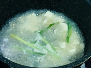 11、牡蛎豆腐汤,继续大火煮3分钟，也不要煮太久，不然牡蛎会变很小；