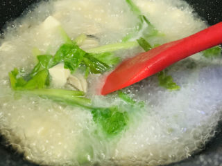 15、牡蛎豆腐汤,搅拌均匀；