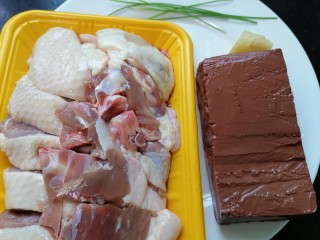 1、老鸭煲,准备好所需材料