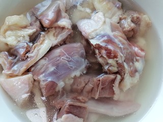 2、老鸭煲,将老鸭肉泡水清洗干净