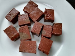 3、老鸭煲,鸭血切成均匀的块状