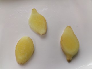 4、老鸭煲,生姜切成片状