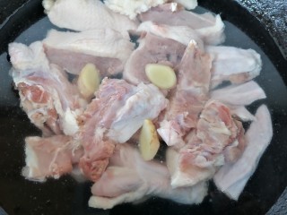 6、老鸭煲,将鸭肉放入锅内焯水