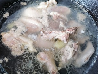 7、老鸭煲,煮至沸腾出沫