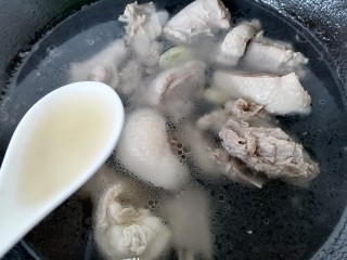 8、老鸭煲,撇去浮沫后加入一勺黄酒去腥