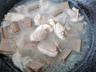 10、老鸭煲,煮至鸭血变色