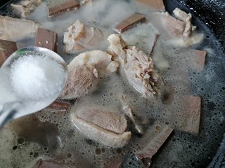 11、老鸭煲,放入一勺盐调味