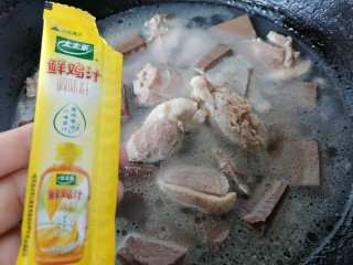 12、老鸭煲,加入半袋太太乐鲜鸡汁提鲜