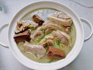 14、老鸭煲,装入容器撒上葱花