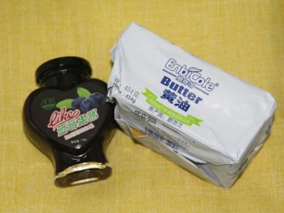 2、幸福早餐烤香蕉土司,准备黄油和蓝莓酱