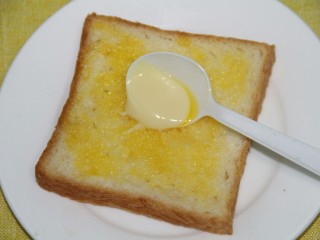 11、幸福早餐烤香蕉土司,再抹炼奶，炼奶味道很甜，可以替代糖，而且比糖的味道好