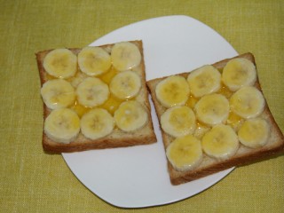 17、幸福早餐烤香蕉土司,另一片也这样操作，这是涂完的两片