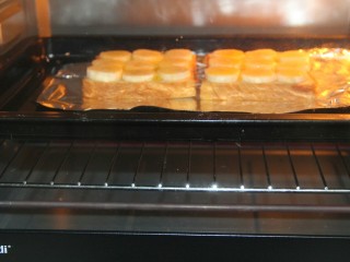 18、幸福早餐烤香蕉土司,放入烤箱里，180度左右，烤5~8分钟左右