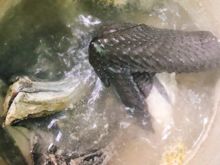 5、当归黄芪乌鸡汤,煮3分钟后将乌骨鸡捞出,倒掉锅里的水。