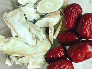 6、当归黄芪乌鸡汤,准备好红枣、当归、黄芪