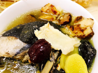 14、当归黄芪乌鸡汤,乌鸡已经非常软烂了