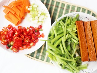 1、美食丨超级无敌下饭家常菜 芹菜香干 ~,准备食材:芹菜1把,香干2片、红辣椒3个,胡萝卜一小段,蒜苗适量。调料:生抽1汤匙、耗油适量,盐适量。