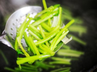 3、美食丨超级无敌下饭家常菜 芹菜香干 ~,芹菜焯盐水30秒左右捞出泡入冷水中。