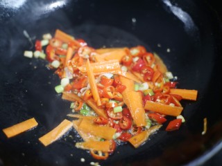 5、美食丨超级无敌下饭家常菜 芹菜香干 ~,然后倒入辣椒和胡萝卜大火翻炒片刻。