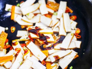 7、美食丨超级无敌下饭家常菜 芹菜香干 ~, 锅中倒入耗油、生抽翻炒均匀。