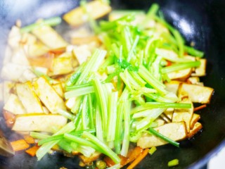 8、美食丨超级无敌下饭家常菜 芹菜香干 ~,最后加入芹菜、适量盐翻炒均匀即可出锅。