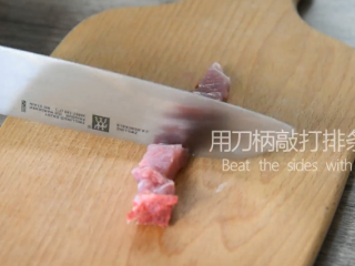 1、无需刀工，超简单的椒盐排条,用刀柄敲打排条两面使其变松