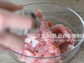 2、无需刀工，超简单的椒盐排条,加少许盐、料酒、五香粉腌制半小时
