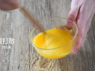 6、无需刀工，超简单的椒盐排条,鸡蛋打散