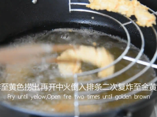 11、无需刀工，超简单的椒盐排条,炸至黄色捞出