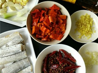 1、辣子带鱼,带鱼去掉头尾,去掉肚腹,撕掉肚腹里的黑膜,洗净切段备用;再准备其他食材:姜片,葱段,蒜瓣,姜末,葱末,干辣椒,花椒,黄飞红麻辣花生;