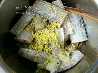 2、辣子带鱼,带鱼两面分别轻轻划几刀,混合葱末,姜末,料酒,盐,胡椒粉,搅拌均匀后,腌制30分钟以上;