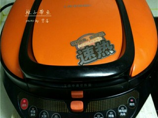 4、辣子带鱼,电饼铛接通电源,刷油后,开启“预热”程序;