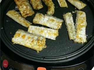 5、辣子带鱼,“预热”完毕后,放入带鱼,煎至两面金黄;