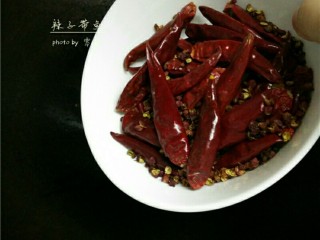 9、辣子带鱼,放入干辣椒,花椒,翻炒出香味;