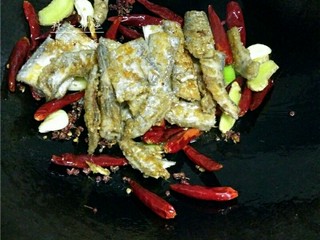 10、辣子带鱼,放入煎好的带鱼,轻微翻炒;