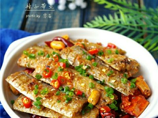 14、辣子带鱼,起锅,撒葱花,小米辣。