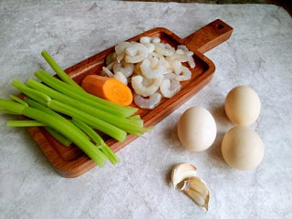 1、芹菜鸡蛋炒虾仁,准备食材