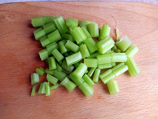 2、芹菜鸡蛋炒虾仁,芹菜洗净，切小段