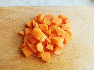 3、芹菜鸡蛋炒虾仁,胡萝卜切小丁