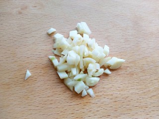 4、芹菜鸡蛋炒虾仁,蒜切末