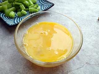 6、芹菜鸡蛋炒虾仁,用筷子将鸡蛋打散