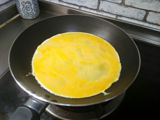 7、芹菜鸡蛋炒虾仁,锅中加15毫升油，油热，将鸡蛋倒入锅中。