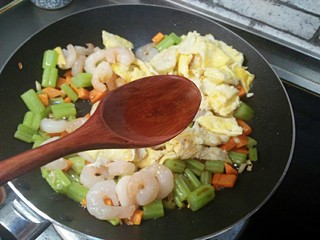 14、芹菜鸡蛋炒虾仁,加料酒