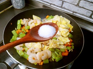 15、芹菜鸡蛋炒虾仁,加盐