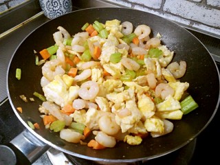 16、芹菜鸡蛋炒虾仁,炒匀即可