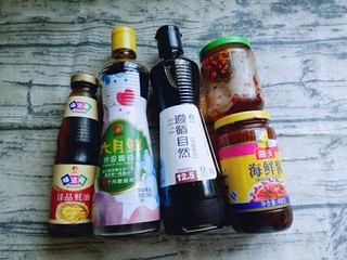 3、家常红烧鸡块,准备酱料。(也可以根据自己口味调味。)