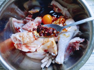 5、家常红烧鸡块,加入辣椒油，辣椒油是我自己做的。