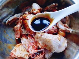 7、家常红烧鸡块,加入生抽。